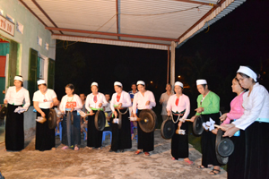 Hội viên phụ nữ tổ 10, phường Thịnh Lang (TPHB) luyện tập các bài chiêng.