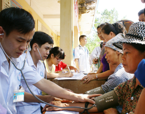 CLB thầy thuốc trẻ tham gia khám bệnh, cấp thuốc miễn phí cho nhân dân xã Hoà Bình (TPHB) thiết thực hưởng ứng chiến dịch thanh niên tình nguyện hè 2013.