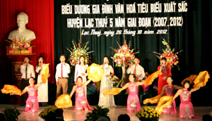 Huyện Lạc Thuỷ quan tâm tổ chức các hoạt đông văn hoá, văn nghệ, góp phần bảo tồn các giá trị văn hoá. 

