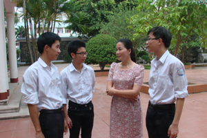 Cô giáo Nguyễn Thị Bạch Yến (Phó hiệu trưởng trường THPT chuyên Hoàng Văn Thụ) chia vui với thành tích mà 3 học sinh nhà trường đã đạt được tại các kỳ thi.