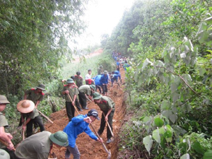 ĐV- TN huyện Lương Sơn và đoàn sinh viên tình nguyện của Học viện An ninh nhân dân tham gia mở đường tại xóm Phương Viên, xã Tân Thành (Lương Sơn) hưởng ứng chiến dịch thanh niên tình nguyện hè năm 2013.