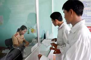 Người dân đến đội CSGT - Công an huyện Đà Bắc làm thủ tục sang tên, đổi chủ cho phương tiện theo quy định. 

 

