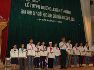 Lãnh đạo UBND huyện Lạc Sơn trao giấy khen, phần thưởng cho các em học sinh có thành tích xuất sắc tại các kỳ thi học sinh giỏi cấp tỉnh. 

