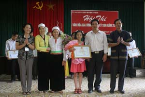 Lãnh đạo UBND huyện Kỳ Sơn trao giấy khen cho gia đình đạt giải nhất.

