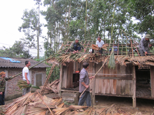 CCB chi hội 2, xóm Yên Hòa 2 giúp đồng đội sửa lại phần nhà bị tốc mái.

