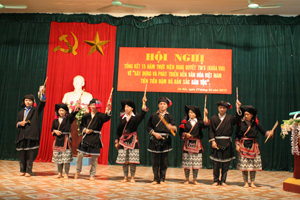 Tiết mục nhảy múa truyền thống của người Dao xã Toàn Sơn (Đà Bắc) được biểu diễn trong các ngày lễ lớn trên địa bàn.

