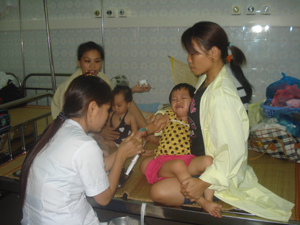 Cán bộ khoa Nhi (Bệnh viện đa khoa tỉnh) điều trị cho bệnh nhi bị viêm phế quản phổi.

 

