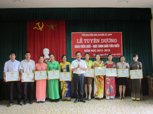 Đồng chí Chủ tịch UBND huyện Kỳ Sơn trao tặng giấy khen của UBND, Hội Khuyến học huyện cho các giáo viên giỏi tiêu biểu năm học 2012-2013.

