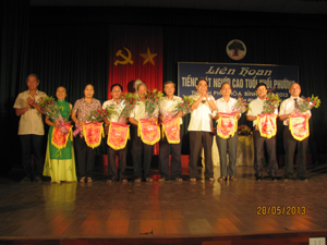 Lãnh đạo Hội NCT tỉnh và UBND thành phố trao cờ lưu niệm cho các đơn vị.


