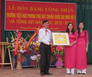 Lãnh đạo Sở GD&ĐT trao Bằng chuẩn quốc gia mức độ 2 cho trường Tiểu học Phong Phú.

