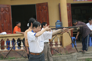 Người  dân xóm Bu Chằm luyện tập môn bắn nỏ tham gia các giải thi đấu cấp huyện và tỉnh.

