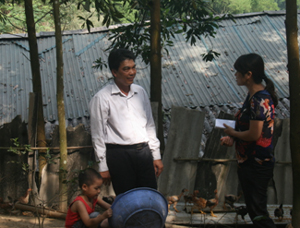 Anh Yên trao đổi về dự án gà đồi sạch cho các hội viên nông dân trên địa bàn thị trấn Kỳ Sơn. 

