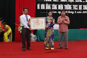 Lãnh đạo UBND huyện Lạc Thuỷ trao bằng công nhận trường đạt chuẩn quốc gia cho trường THCS An Lạc.

