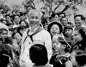 Bác Hồ trò chuyện với các học sinh trường thiếu nhi rẻo cao khu tự trị Việt Bắc năm 1960. Ảnh: T.L

