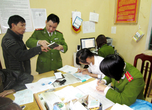 CBCS đội QLHC về TTXH Công an huyện Cao Phong làm thủ tục cấp giấy CMND cho người dân.

