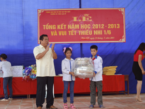 Lãnh đạo Sở LĐ, TB & XH trao quà cho học sinh trường liên cấp tiểu học, THCS Lạc Sỹ - Yên Thuỷ.