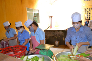 Đa dạng các loại thực phẩm trong bữa ăn giúp phòng ngừa thiếu vi chất dinh dưỡng cho trẻ. Ảnh chụp tại bếp ăn Trường MN Unicef (TPHB).
