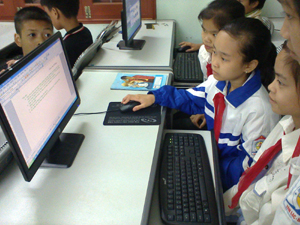 Học sinh trường THCS Lỗ Sơn, vùng khó khăn huyện Tân Lạc đã có nhiều điều kiện để học tập; trường đã có học sinh giỏi cấp huyện, cấp tỉnh.