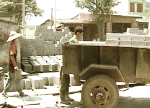 Cở sở sản xuất gạch của gia đình CCB Đinh Gia Tải ở xóm Yên Sơn, xã Yên Lạc (Yên Thủy) tạo việc làm thường xuyên cho 4 lao động tại địa phương.

 

