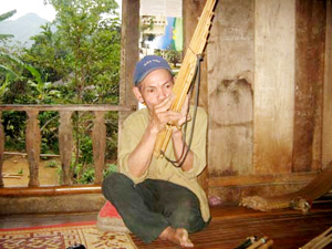 Một nghệ nhân dân tộc Thái (Mai Châu) đang biểu diễn khèn bè.