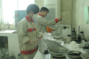 Hoạt động sản xuất của Công ty Xi măng Vĩnh Sơn (KCN Nam Lương Sơn) từng bước ổn định, giải quyết việc làm cho 305 lao động, với thu nhập bình quân hơn 3 triệu đồng/người/tháng.

