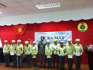 Lãnh đạo công đoàn các KCN tỉnh tặng quà cho công nhân Công ty midori tại lễ ra mắt công đoàn công ty năm 2013. 

