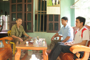 CCB Hoàng Công Liên (trái), xóm Đồi, xã Hợp Đồng (Kim Bôi) kể lại những năm tháng chiến đấu trong quân đội,

