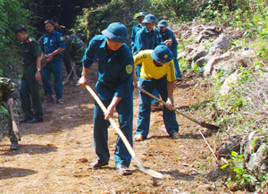 Lực lượng dân quân xã Bình Chân (Lạc Sơn) tham gia giúp nhân dân làm đường GTNT.

