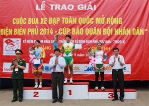 Đồng chí Trần Đăng Ninh, Phó Chủ tịch UBND tỉnh và đại diện BTC trao giải, tặng hoa cho các VĐV nữ.