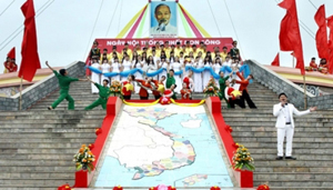 Chương trình nghệ thuật chào mừng Lễ thượng cờ Thống nhất non sông tại Khu di tích Đôi bờ Hiền Lương - Bến Hải (Quảng Trị). Ảnh: HỒ CẦU (TTXVN)