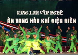 Tiết mục hát múa bài “Hành quân xa” của CBCS Bộ CHQS tỉnh trong đêm giao lưu.