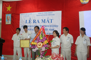Lãnh đạo Công đoàn các KCN tỉnh tặng hoa BCH lâm thời công đoàn công ty Nissin manufacturing Việt Nam.