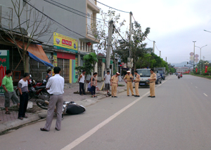 Lực lượng CSGT - CATP khám nghiệm hiện trường vụ va chạm giao thông xảy ra ngày 23/4/2014 trên tuyến đường Thịnh Lang thuộc địa phận tổ 16 phường Tân Thịnh. 

 

