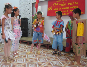 Trường tiểu học Mãn Đức (Tân Lạc), giáo dục kỹ năng sống  cho trẻ qua hoạt động ngoại khóa bằng hình thức sân khấu hóa.