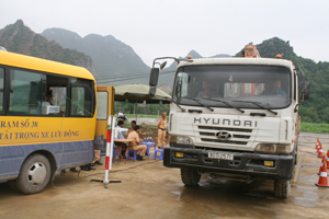 Lực lượng chức năng thực hiện kiểm tra phương tiện tại Trạm cân xe di động được bố trí tại khu vực nhà máy xi măng Vĩnh Sơn, nằm trên đường Hồ Chí Minh.