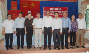 Đồng chí Đinh Thế Huynh, Ủy viên Bộ chính trị, Bí thư T.Ư Đảng, Trưởng Ban Tuyên giáo T.Ư gặp gỡ lãnh đạo huyện Lương Sơn tại buổi tiếp xúc cử tri.