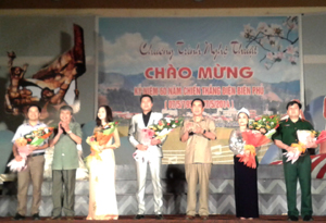 Thay mặt lãnh đạo tỉnh, đồng chí Nguyễn Văn Quang, Phó Bí thư Thường trực Tỉnh ủy, Chủ tịch UBND tỉnh tặng hoa cho các đơn vị tham gia biểu diễn nghệ thuật.