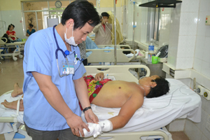 Bệnh nhân Nguyễn Ngọc Thọ điều trị tại khoa Hồi sức cấp cứu (Bệnh viện Đa khoa tỉnh).
