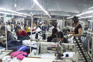 Công ty TNHH may Hòa Bình, phường Thái Bình (TPHB) tạo việc làm ổn định cho hơn 100 lao động, thu nhập bình quân đạt 3 triệu đồng/người/tháng.
