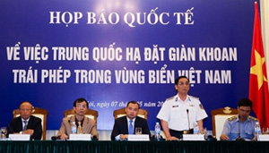 Cuộc họp báo bao gồm đại diện của Bộ ngoại giao, cảnh sát biển, tập đoàn dầu khí quốc gia Việt Nam.