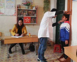 Cán bộ y tế khám, tư vấn sức khỏe cho học sinh trường tiểu học Kim Đồng (Đà Bắc).