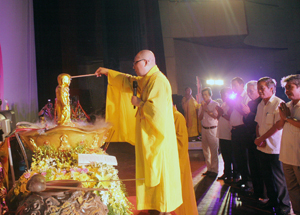 Các đại biểu thực hiện nghi lễ Tắm Phật.