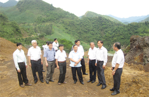 Đoàn công tác kiểm tra tình hình SX-KD tại mỏ quặng sắt suối Láo của Công ty TNHH thương mại - dịch vụ Hoàng Nam tại xã Cao Sơn.