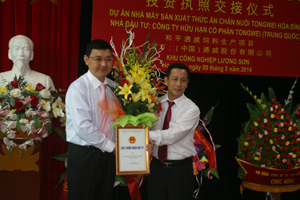 Trưởng BQL các KCN Trần Văn Phúc trao giấy CNĐT cho Công ty TNHH TONGWEI Hòa Bình.