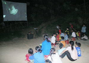 Đông đảo người dân xã Xuân Phong (Cao Phong) đến xem buổi chiếu phim lưu động.