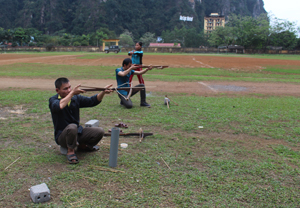 Các VĐV đội tuyển  bắn nỏ huyện Tân Lạc chia sẻ kinh nghiệm thi đấu ở nội dung cá nhân nam quỳ bắn.
