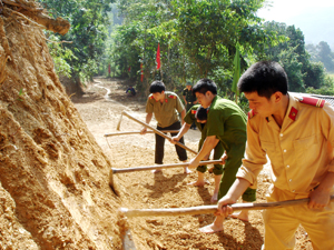 ĐV-TN  Công an huyện Kỳ Sơn giúp nhân dân làm đường  giao thông nông thôn.