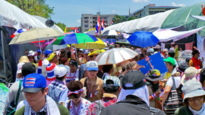 Người biểu tình trước Tòa nhà chính phủ Thái Lan - Ảnh: Minh Quang