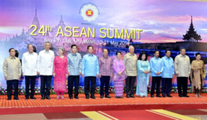 Tổng thống CHLB Mi-an-ma Thên Xên và Phu nhân chụp ảnh với các Trưởng đoàn dự Hội nghị cấp cao ASEAN lần thứ 24. Ảnh: ÐỨC TÁM (TTXVN)