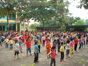 Hàng năm, MTTQ phường Chăm Mát cùng với các tổ chức thành viên đã tích cực tuyên truyền, vận động nhân dân huy động 100% trẻ em trong độ tuổi ra lớp (ảnh chụp tại trường tiểu học Cù Chính Lan).